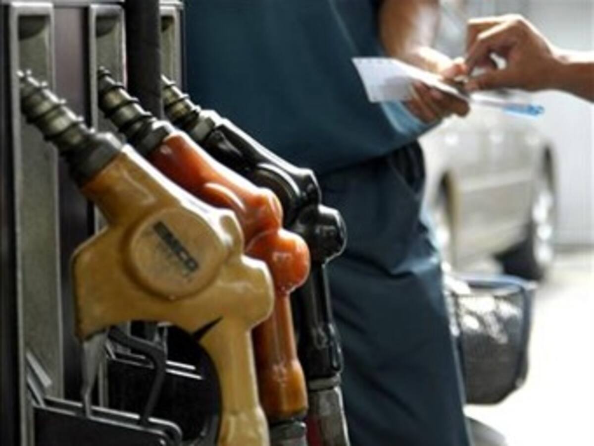 No bajarán los precios de la gasolina: Uribe
