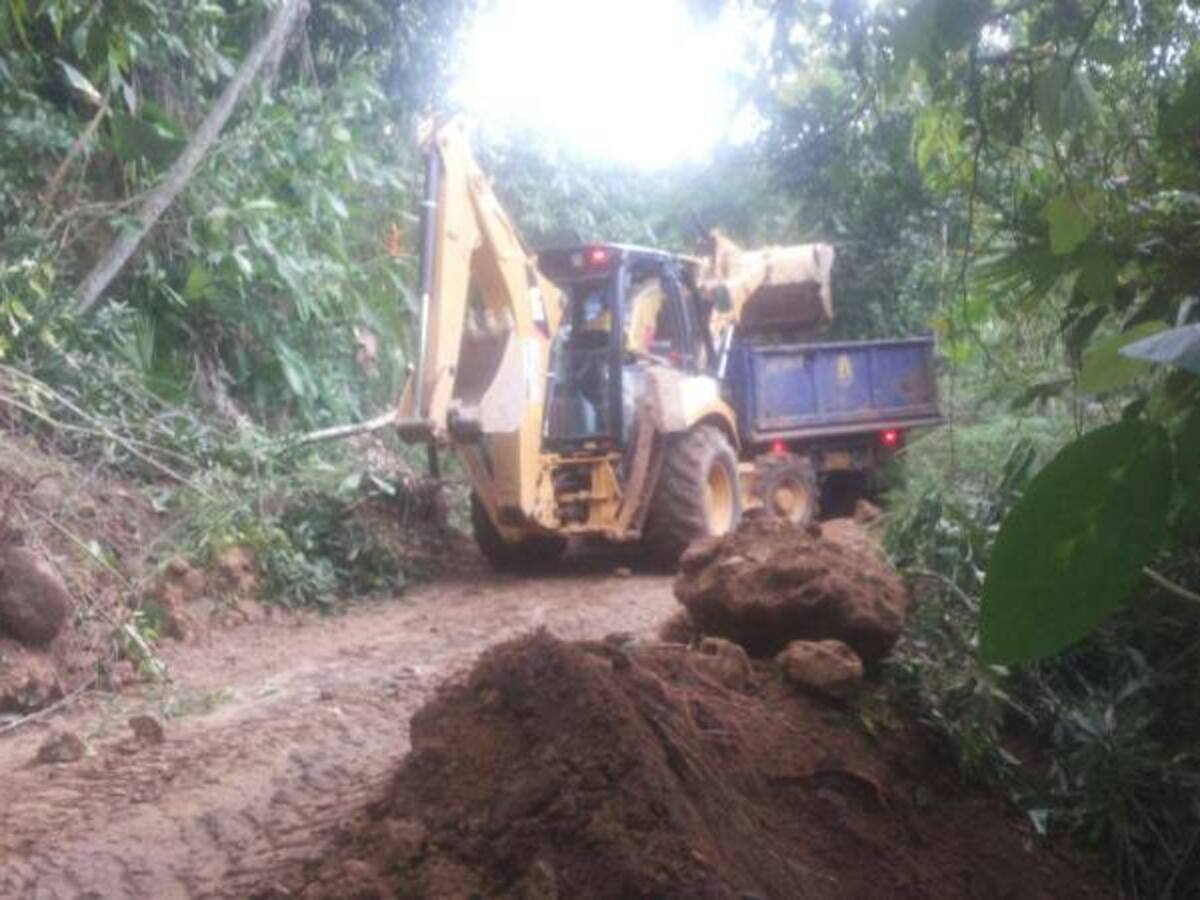 Con 20 combos de maquinaria se remueven deslizamientos de tierra en Caldas