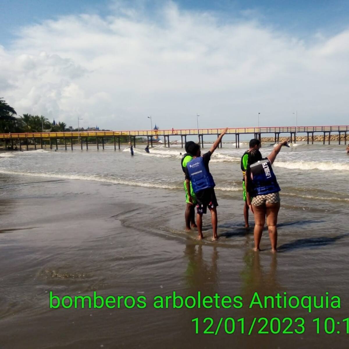 Bomberos rescataron a 15 personas que habían naufragado en el mar de Arboletes