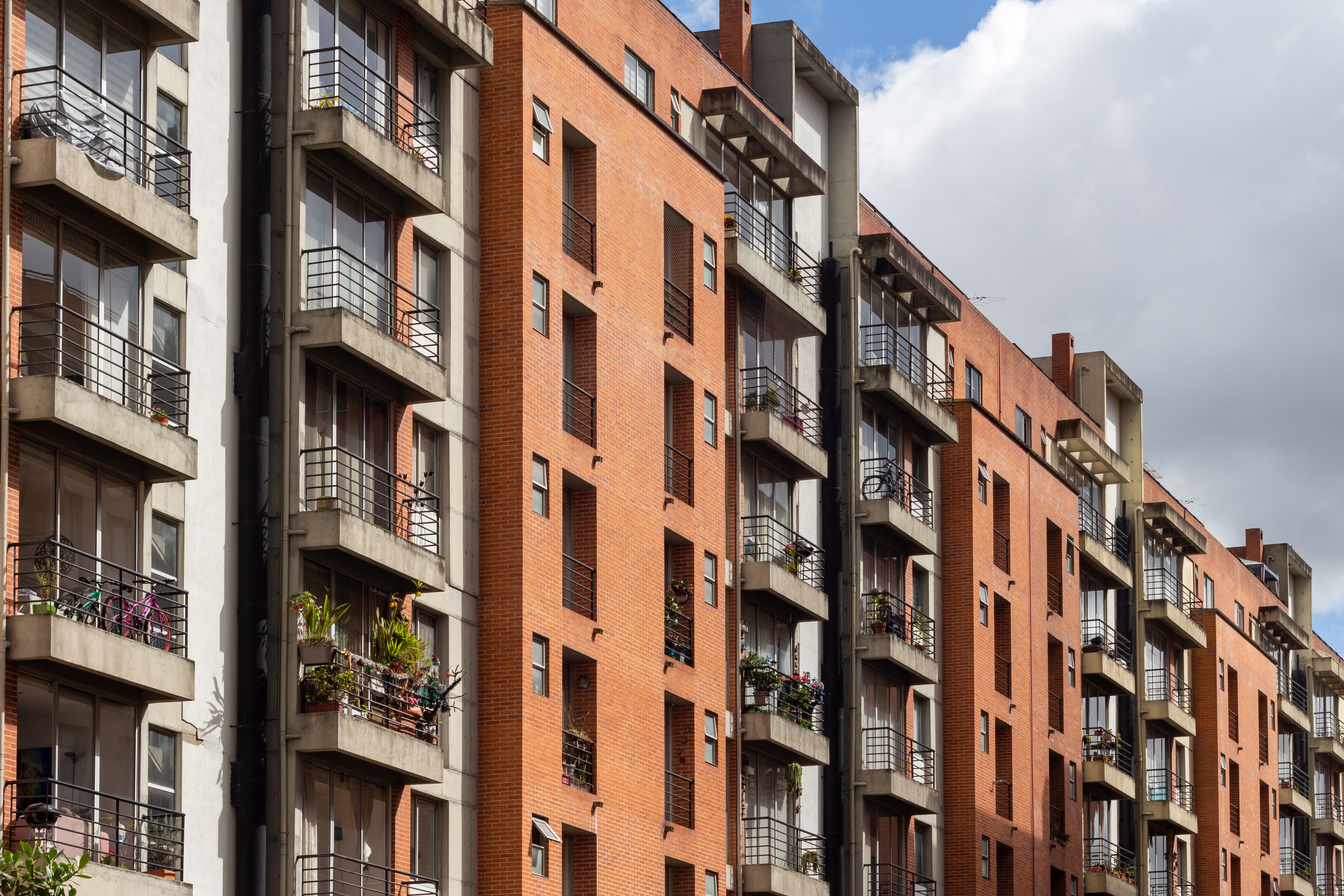 Fachada de conjunto residencial en Bogotá. Foto: Getty Images.