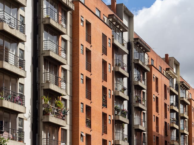 Fachada de conjunto residencial en Bogotá. Foto: Getty Images.