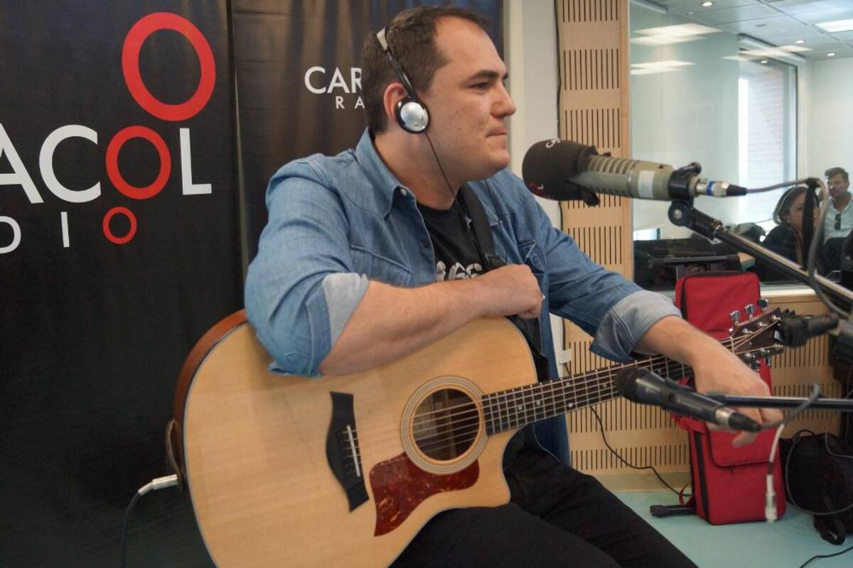 El cantante español despertó emoción con la interpretación de sus melodías