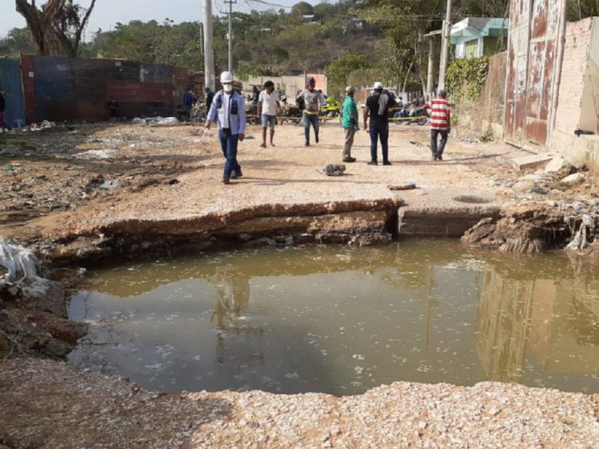 Ruptura de tubería causa daños en vía Henequén - Arroz Barato en Cartagena