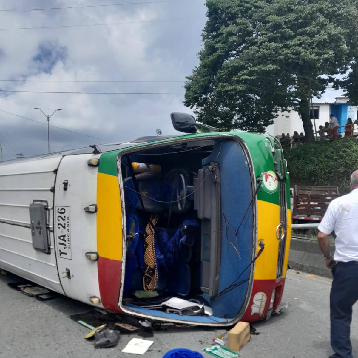 10 personas lesionadas dejó volcamiento de buseta de servicio público en Armenia