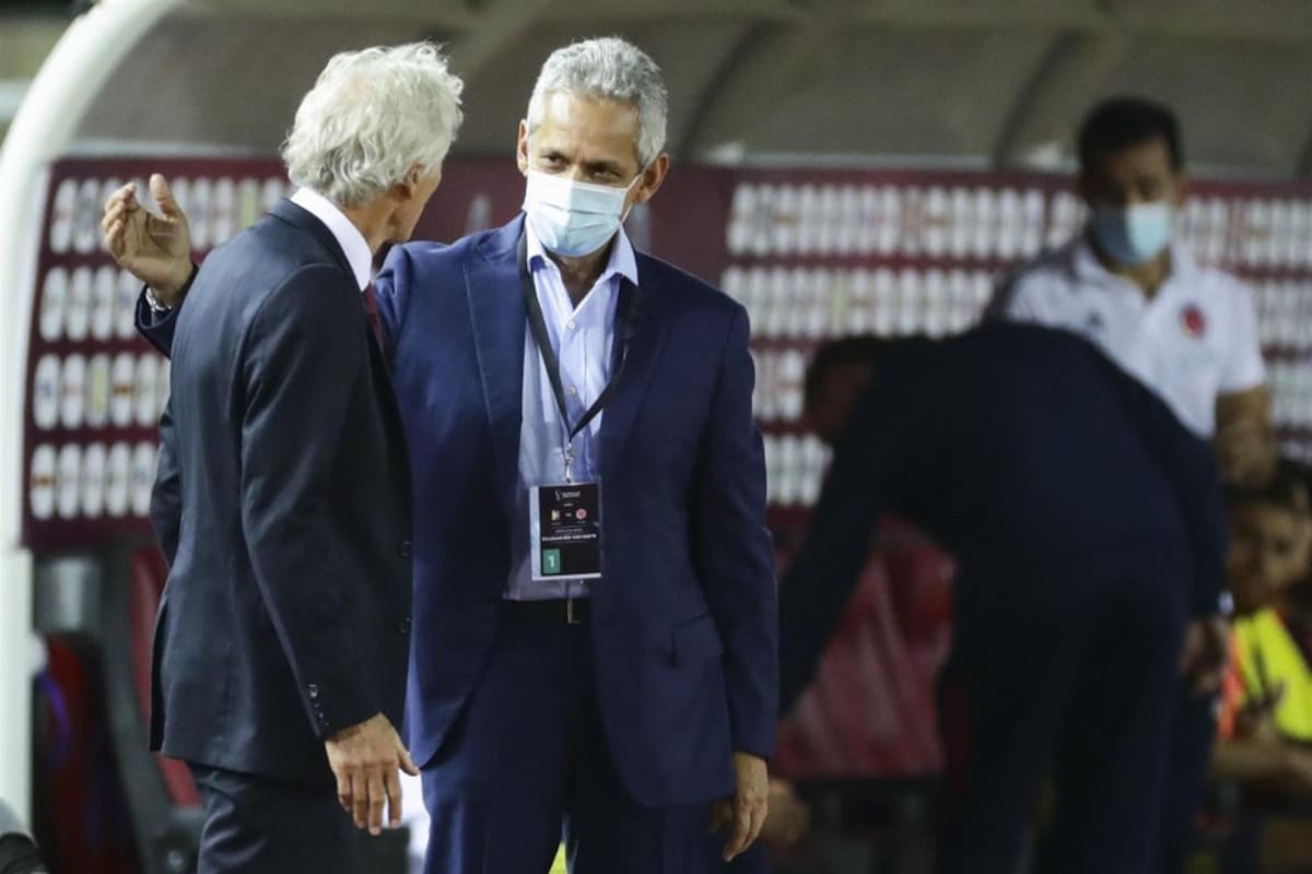 Reinaldo Rueda y José Pékerman se saludan en la previa del partido.