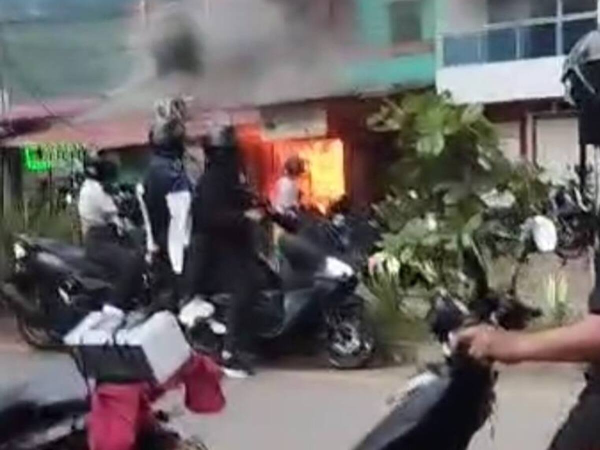 Bomberos de Supía, Caldas atendieron incendio estructural que dejó pérdidas totales de dos talleres