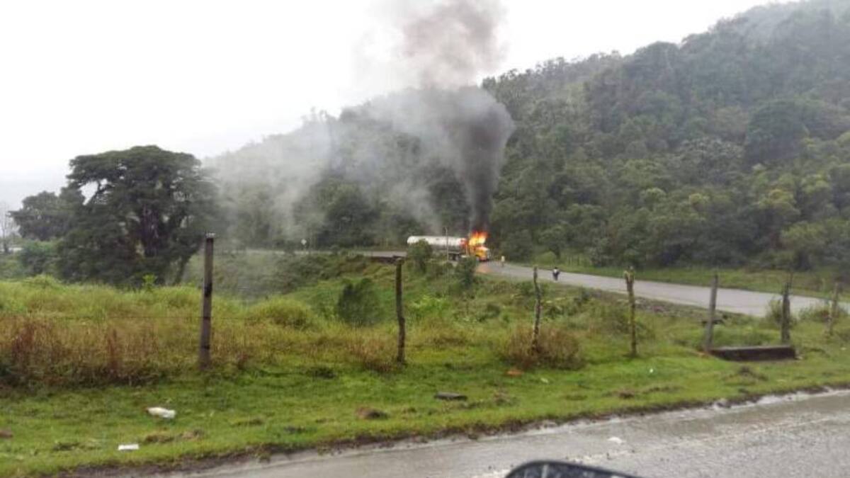 Desconocidos incineraron una tractomula en la vía Sogamoso-Pajarito
