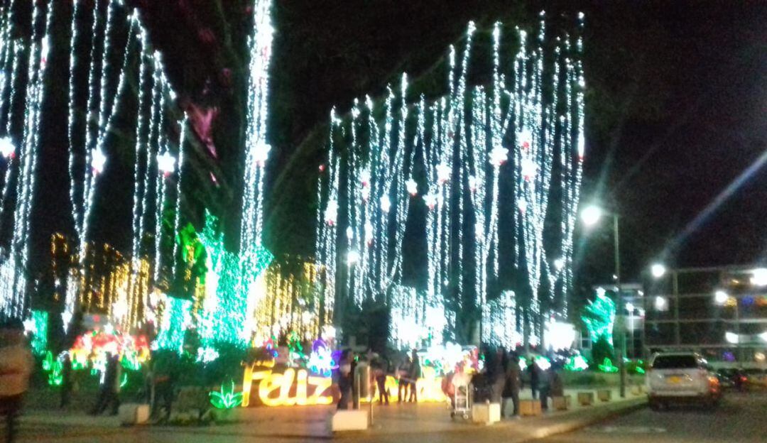 Alumbrado en el parque Sucre de Armenia