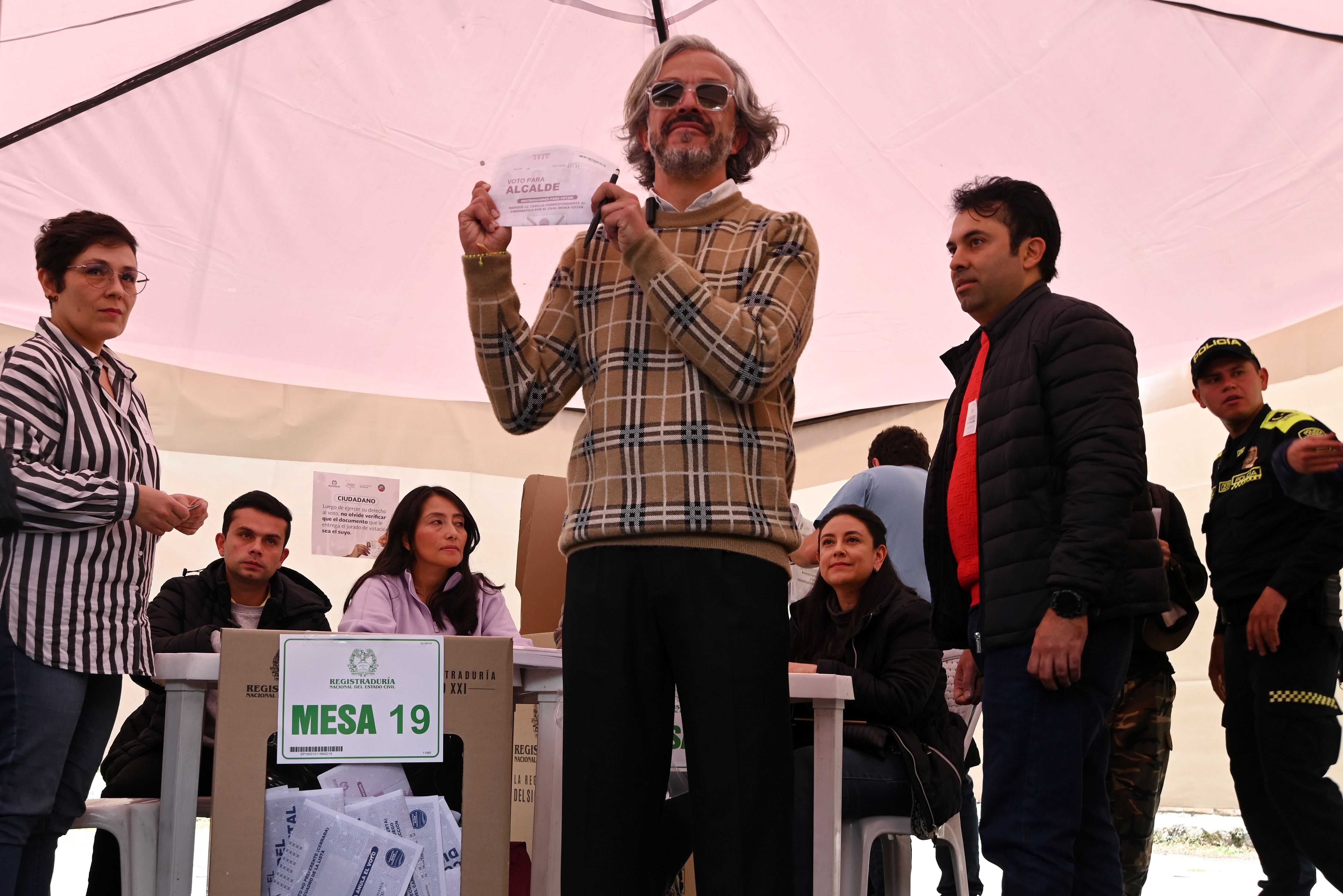 MED114. BOGOTÁ (COLOMBIA), 29/10/2023. El candidato a la Alcaldía de Bogotá Juan Daniel Oviedo vota en las elecciones locales y regionales hoy, en Bogotá (Colombia). Cerca de 39 millones de colombianos podrán elegir hoy a 1.102 alcaldes y 32 gobernadores, así como a los miembros de los concejos municipales, de las asambleas departamentales y a ediles de las Juntas Administradoras Locales (JAL). EFE/ Natalia Pedraza Bravo