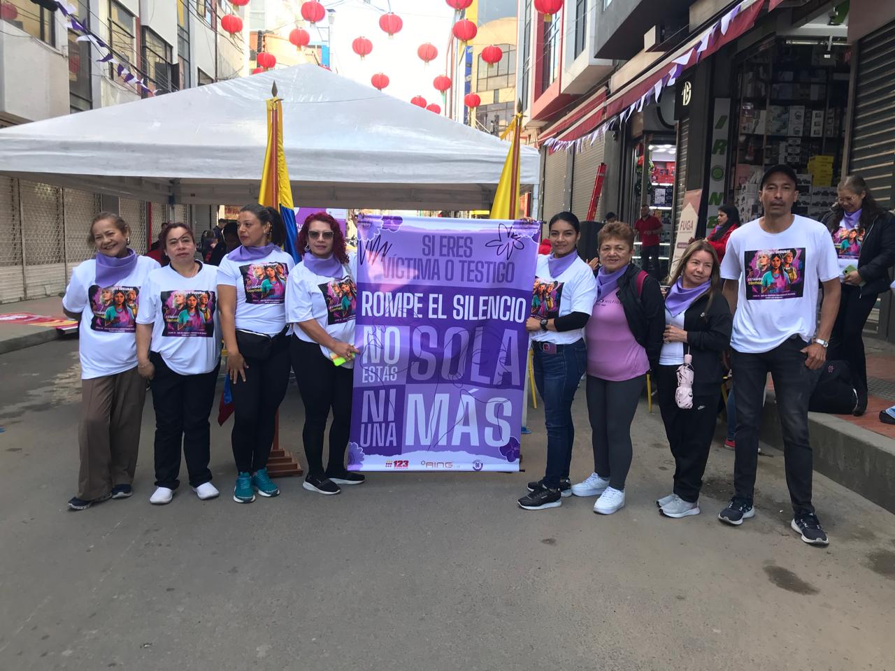 Comerciantes de la localidad de Los Mártires participaron de la inauguración de la "Red de centros comerciales seguros para las mujeres". (Foto: Caracol Radio)