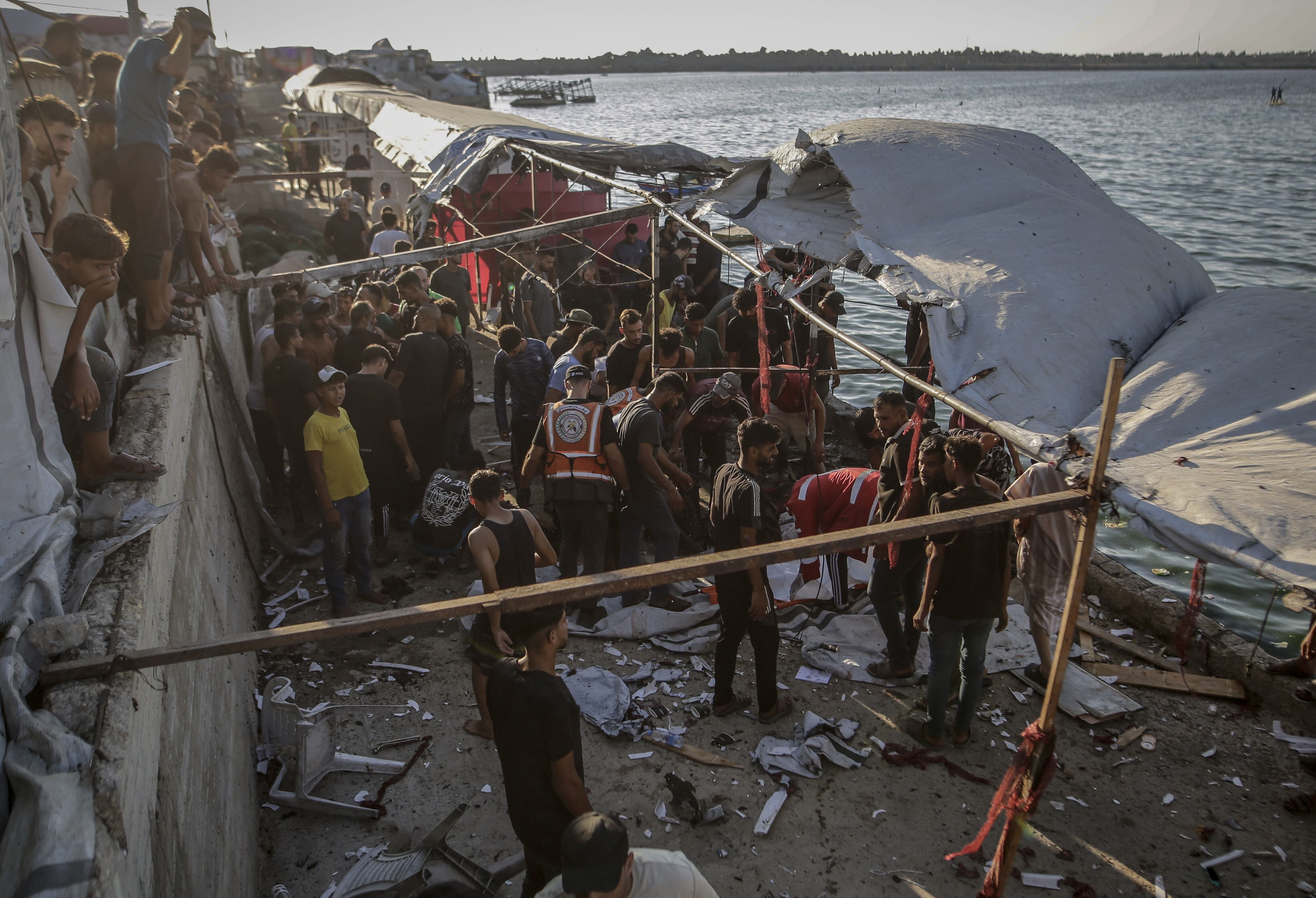 GAZA CITY, GAZA, PALESTINE - AUGUST 18: Palestinians gather around destroyed beachfront cafe in Gaza City, Gaza, Palestine on August 18, 2026. Imagen tomada de Getty Imagenes (Crédito: 	Anadolu / Colaborador)
