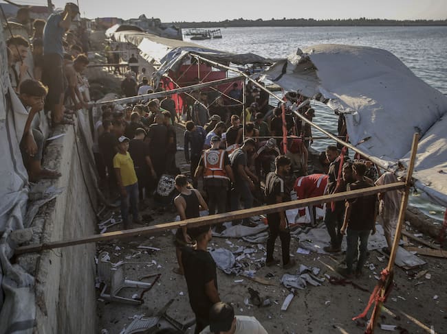 GAZA CITY, GAZA, PALESTINE - AUGUST 18: Palestinians gather around destroyed beachfront cafe in Gaza City, Gaza, Palestine on August 18, 2026. Imagen tomada de Getty Imagenes (Crédito: Anadolu / Colaborador)