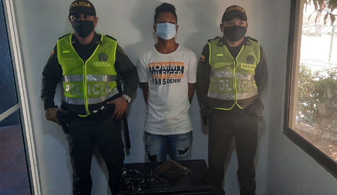 Según la Policía, al parecer, pretendía despojar de sus pertenencias a ciudadanos que se desplazan hacia sus lugares de trabajo