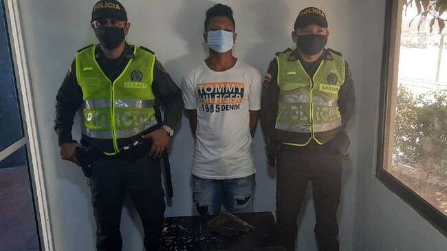 Según la Policía, al parecer, pretendía despojar de sus pertenencias a ciudadanos que se desplazan hacia sus lugares de trabajo