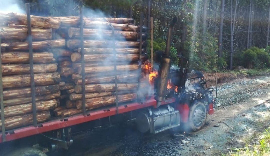 El vehículo que conducía la víctima, identificada como Cristian Felipe Idrobo, fue incinerado.  