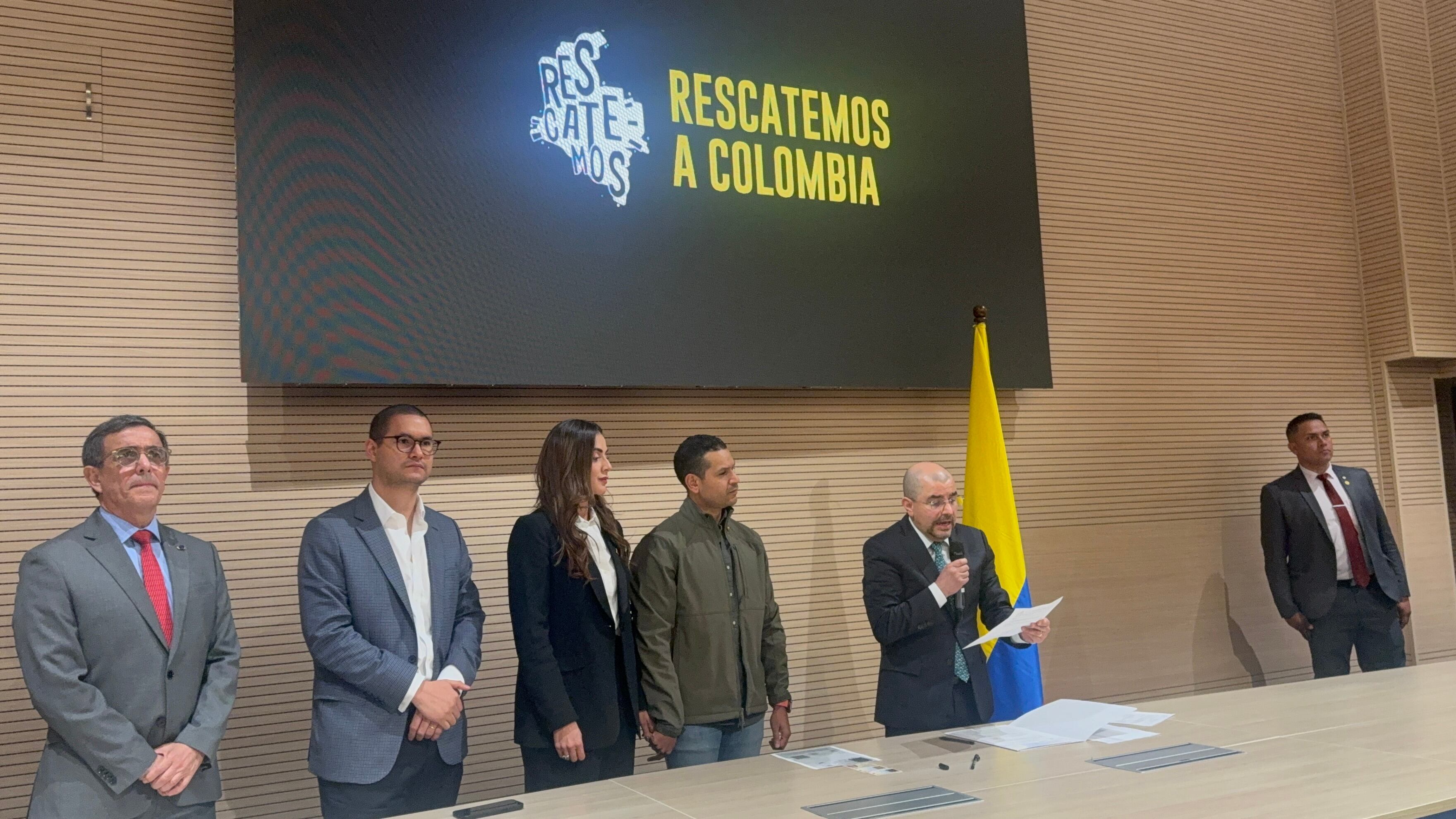 El exministro del Interior del Gobierno Duque, Daniel Palacios, buscará la candidatura presidencial recolectando firmas. Foto: Sebastián Cortés.