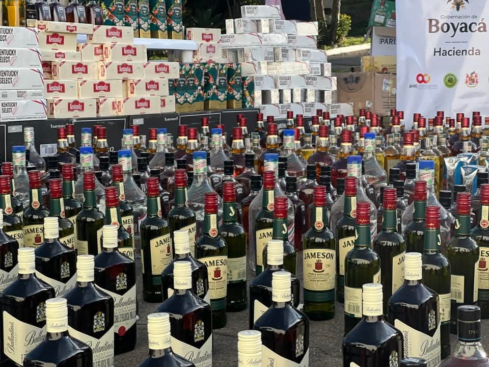 Los operativos contra el licor de contrabando en Boyacá han dejado como resultado cerca de 5.000 unidades incautadas / Foto: Gobernación de Boyacá
