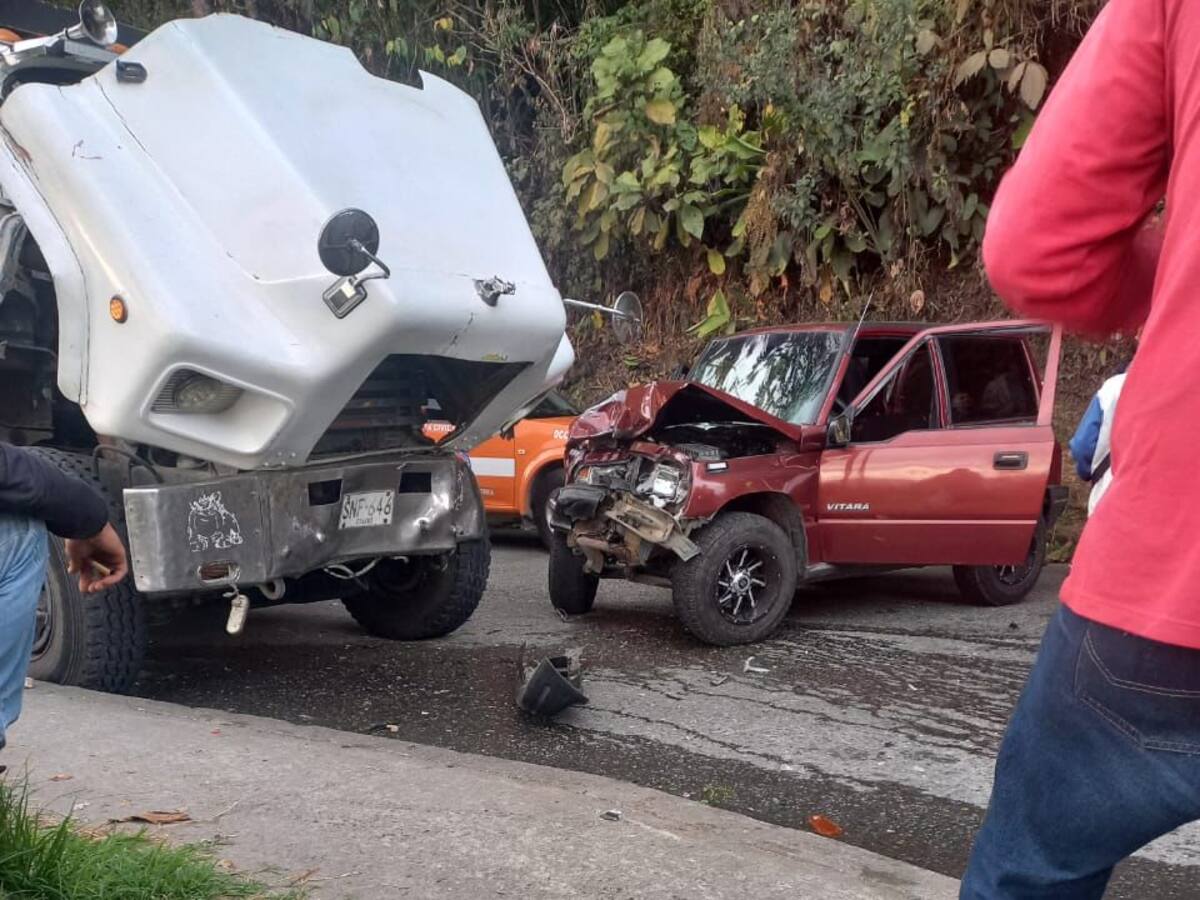 2 personas lesionadas dejó un accidente entre un carro y una volqueta en vías de Manizales