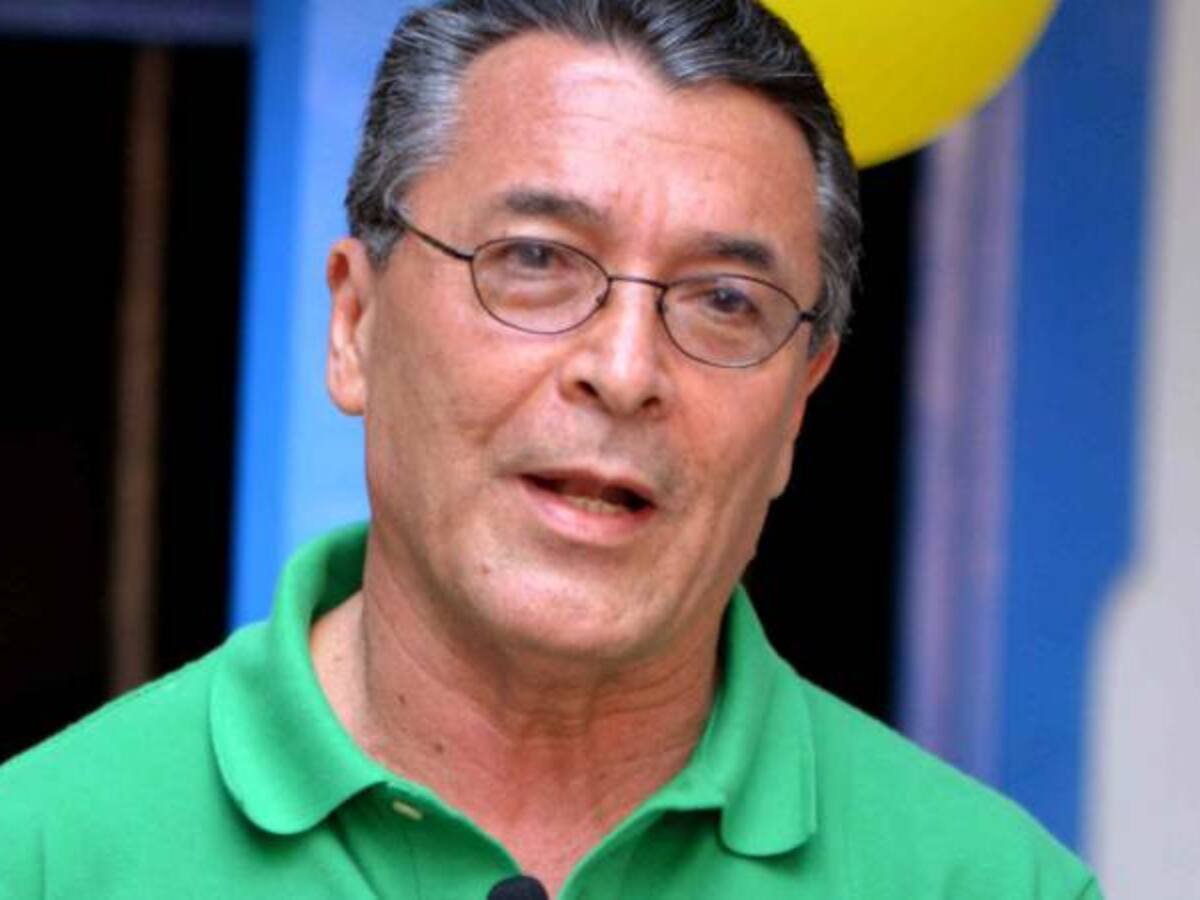 Senador Soto insiste en que no sabía de los viajes de su asesor y por eso le pagó