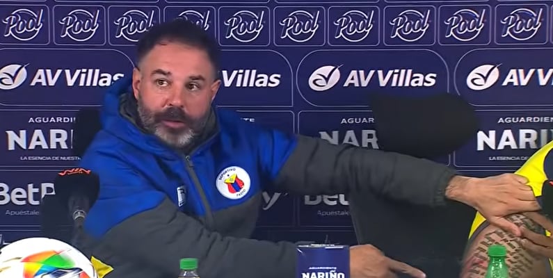 Jonathan Risueño enseña una herida de WIlson Morelos, la cual para él fue por una falta en el área rival / Dimayor.