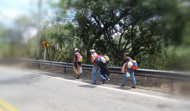 Caminantes venezolanos en la vía Cúcuta Pamplona