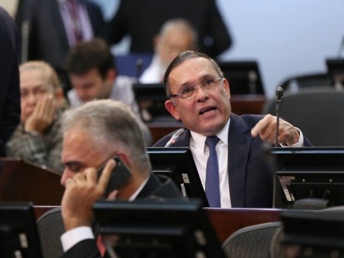 Renuncia de Efraín Cepeda: ¿qué pasa al interior del Partido Conservador?