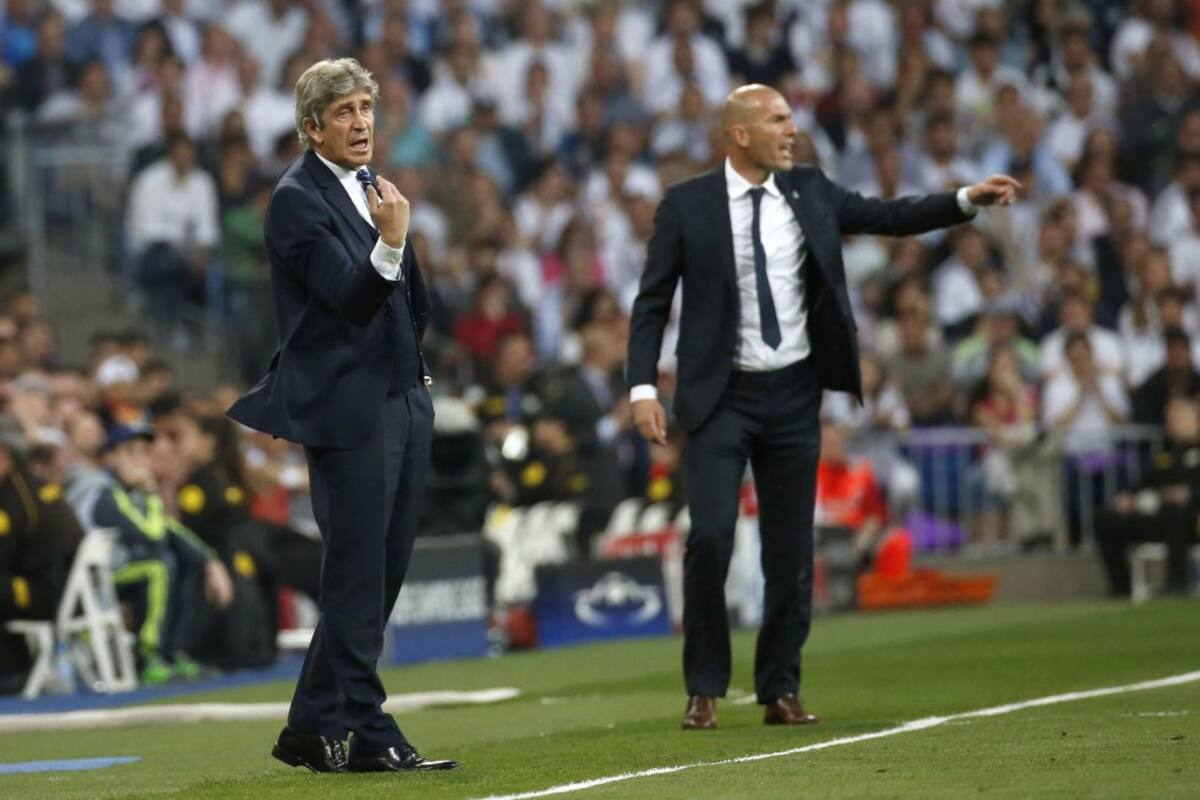 Zidane y Pellegrini dan indicaciones a sus dirigidos.