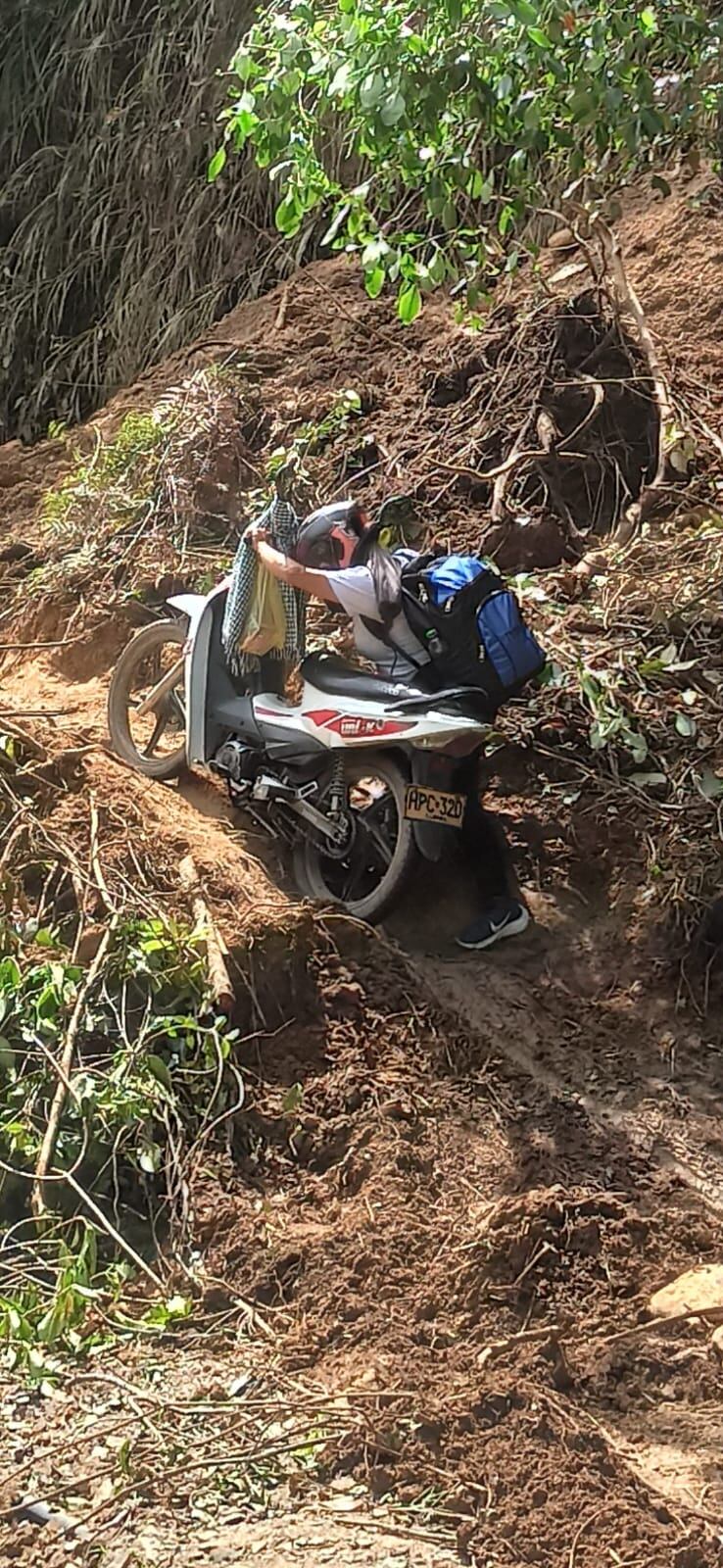 Derrumbe obstaculiza la vía que de Siberia comunica con el caso urbano de Rivera