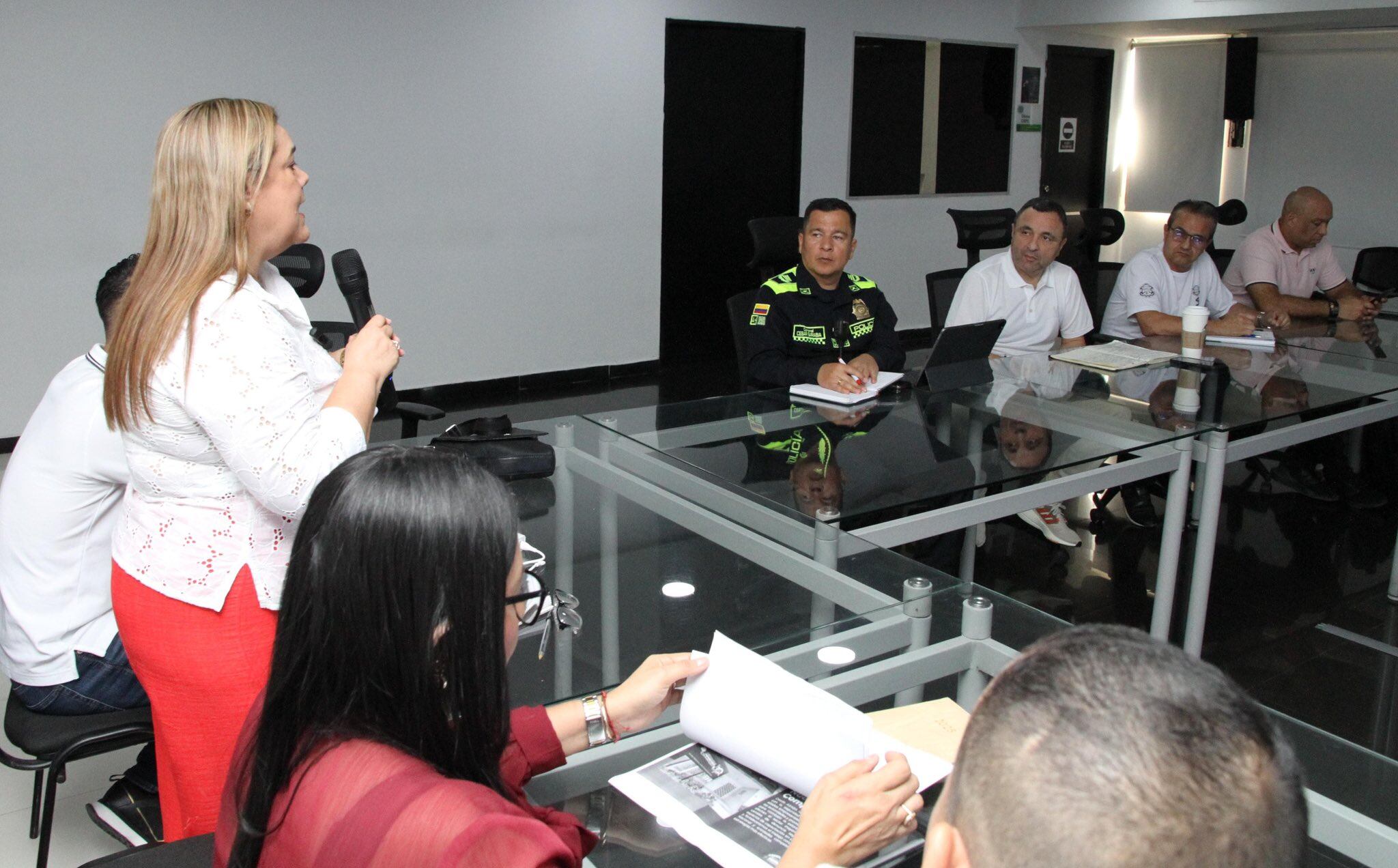 Reunión entre comerciantes y autoridades. Foto: cortesía Oficina Para la Seguridad y Convivencia Ciudadana.