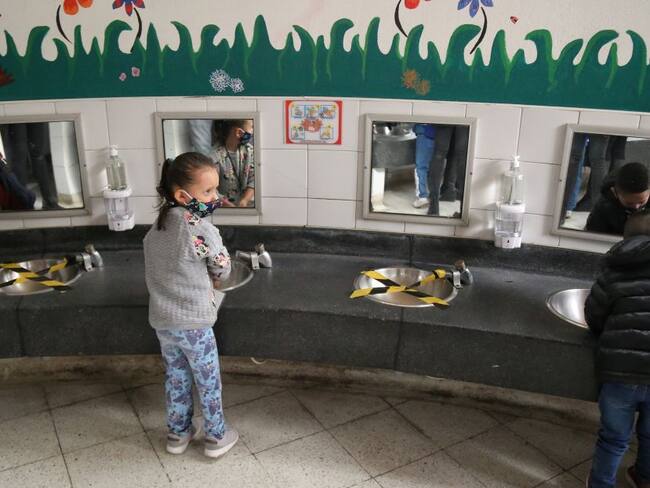 Estudiantes regresan a la presencialidad