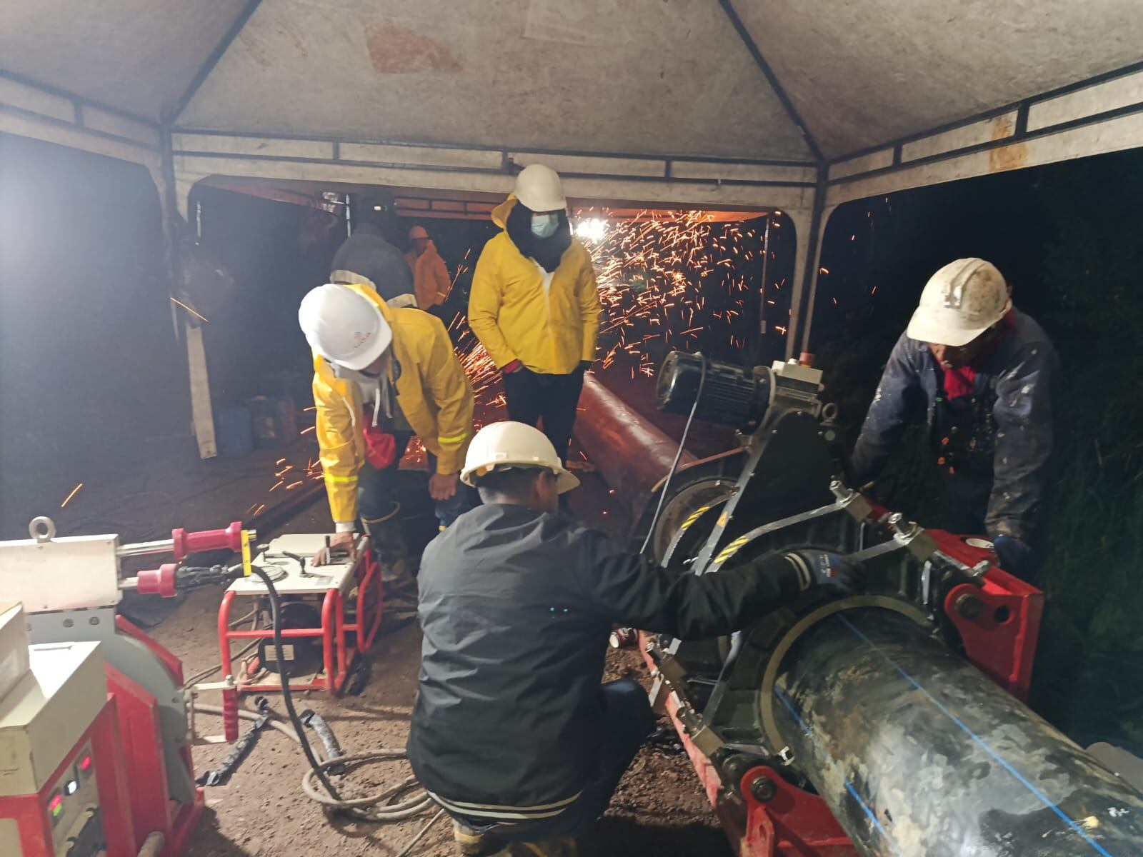 Desde el mismo momento de la contingencia, el equipo de ingenieros y contratistas especializados de Veolia Aguas de Tunja ha adelantado una jornada de trabajo ininterrumpido / Foto: Prensa Veolia