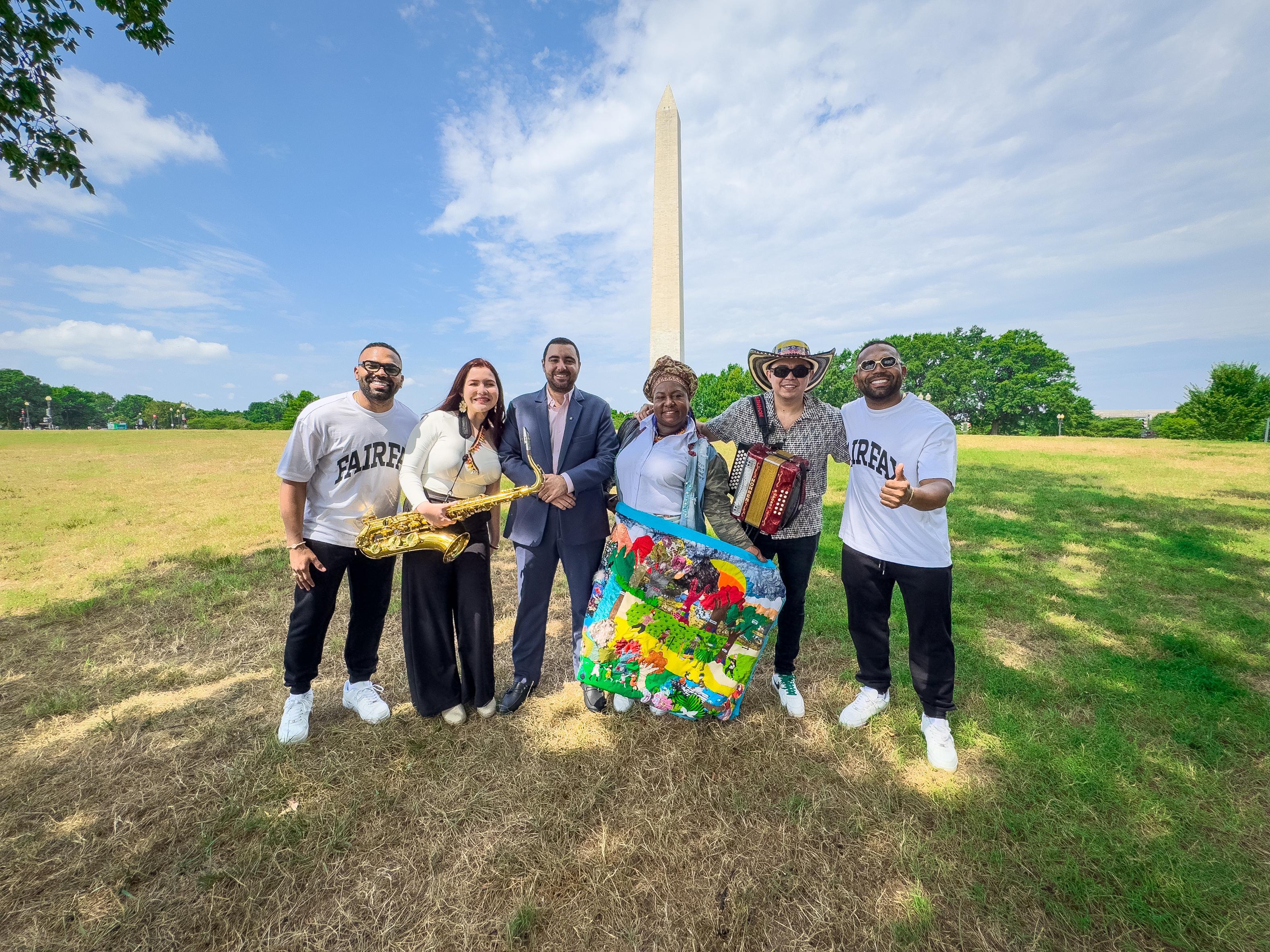Honores para Bolívar en conmemoración de la Independencia en el BID