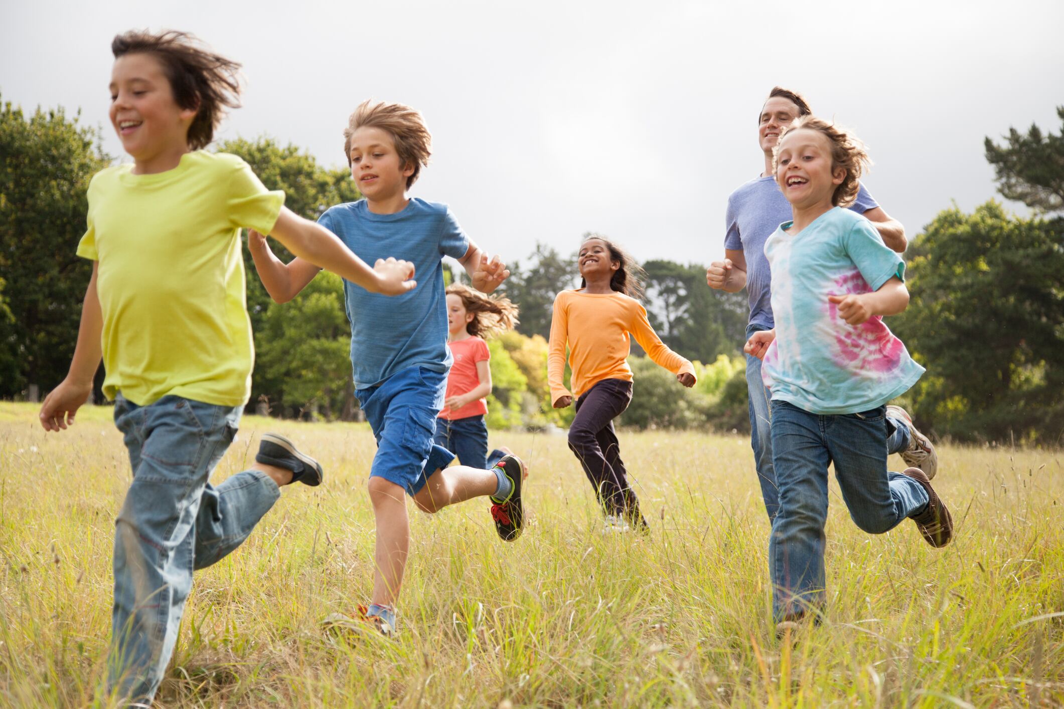 Children, aged 9-10, running together in a park (Foto vía Getty Images)