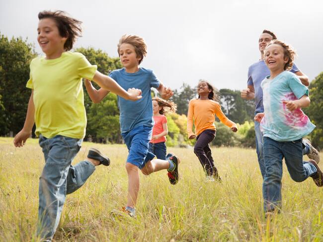 Children, aged 9-10, running together in a park (Foto vía Getty Images)