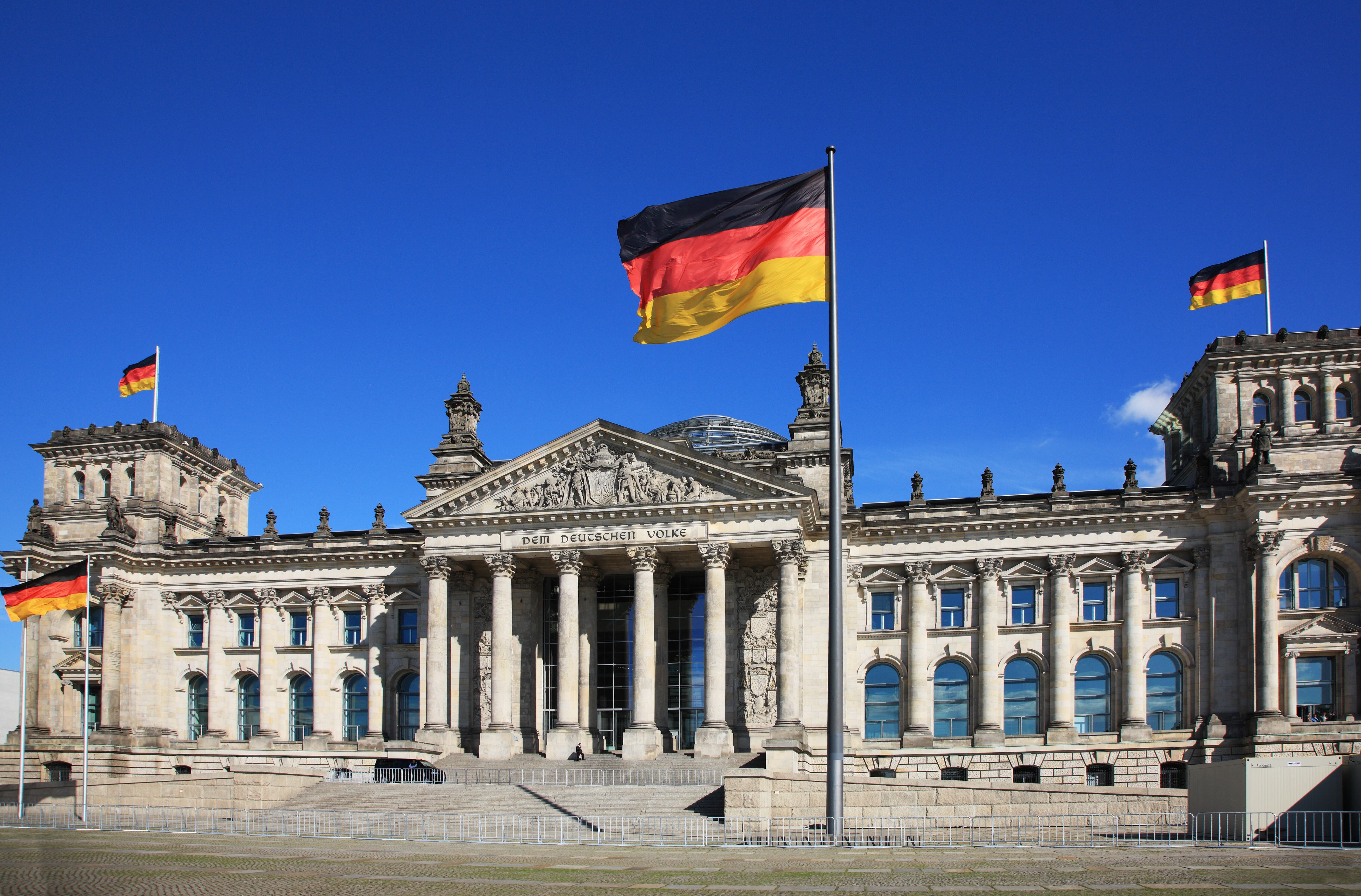 Trabajo en Alemania. Germany, Berlin, Reichstag, the Parliament Building and national flag