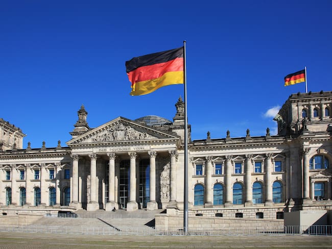 Trabajo en Alemania. Germany, Berlin, Reichstag, the Parliament Building and national flag