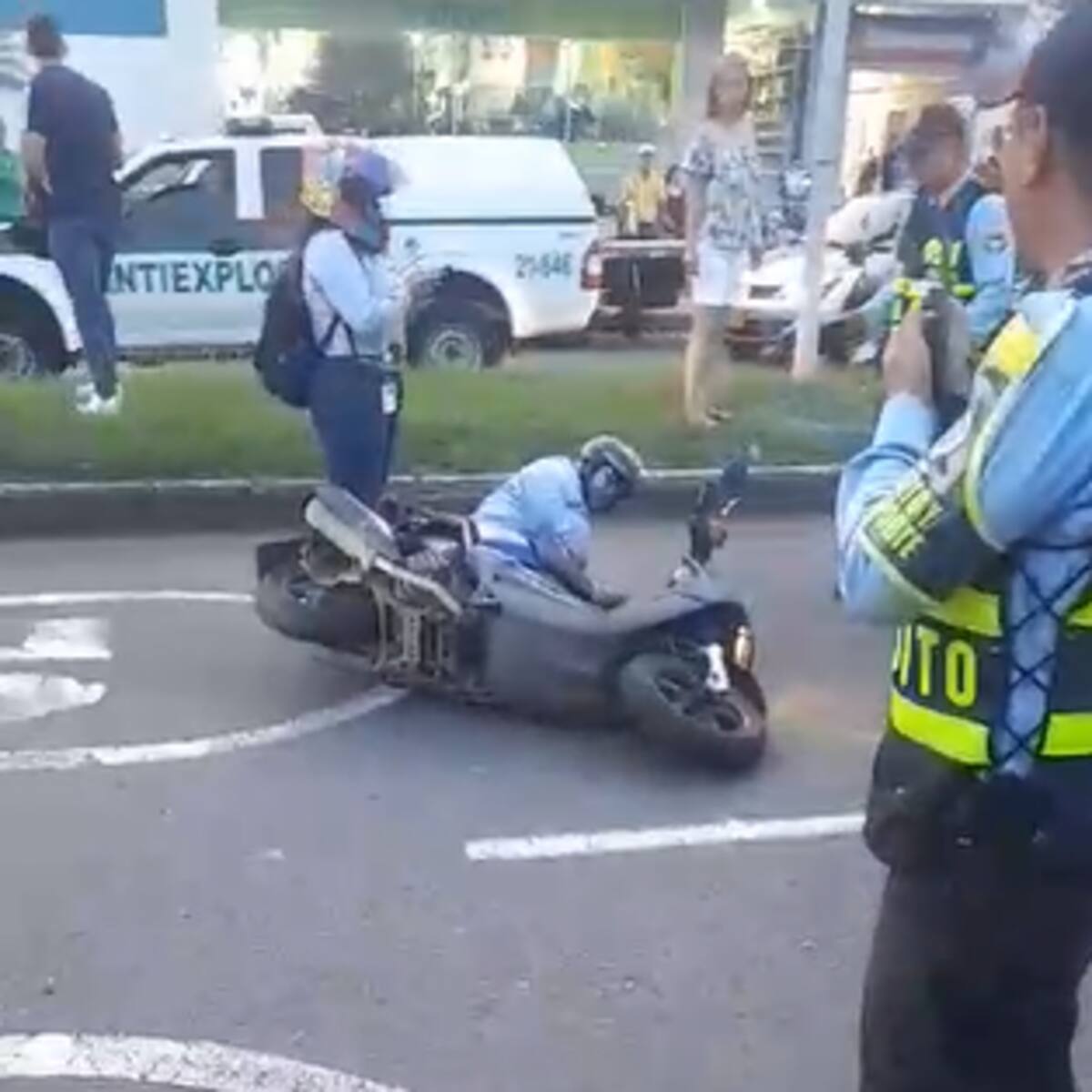 Mujer en moto sin licencia, sin soat protagoniza incidente con agentes de Setta en Armenia