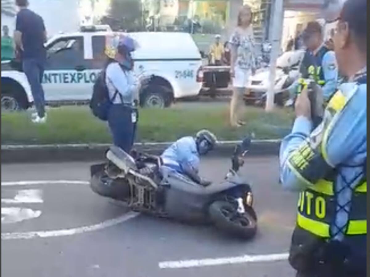 Mujer en moto sin licencia, sin soat protagoniza incidente con agentes de Setta en Armenia