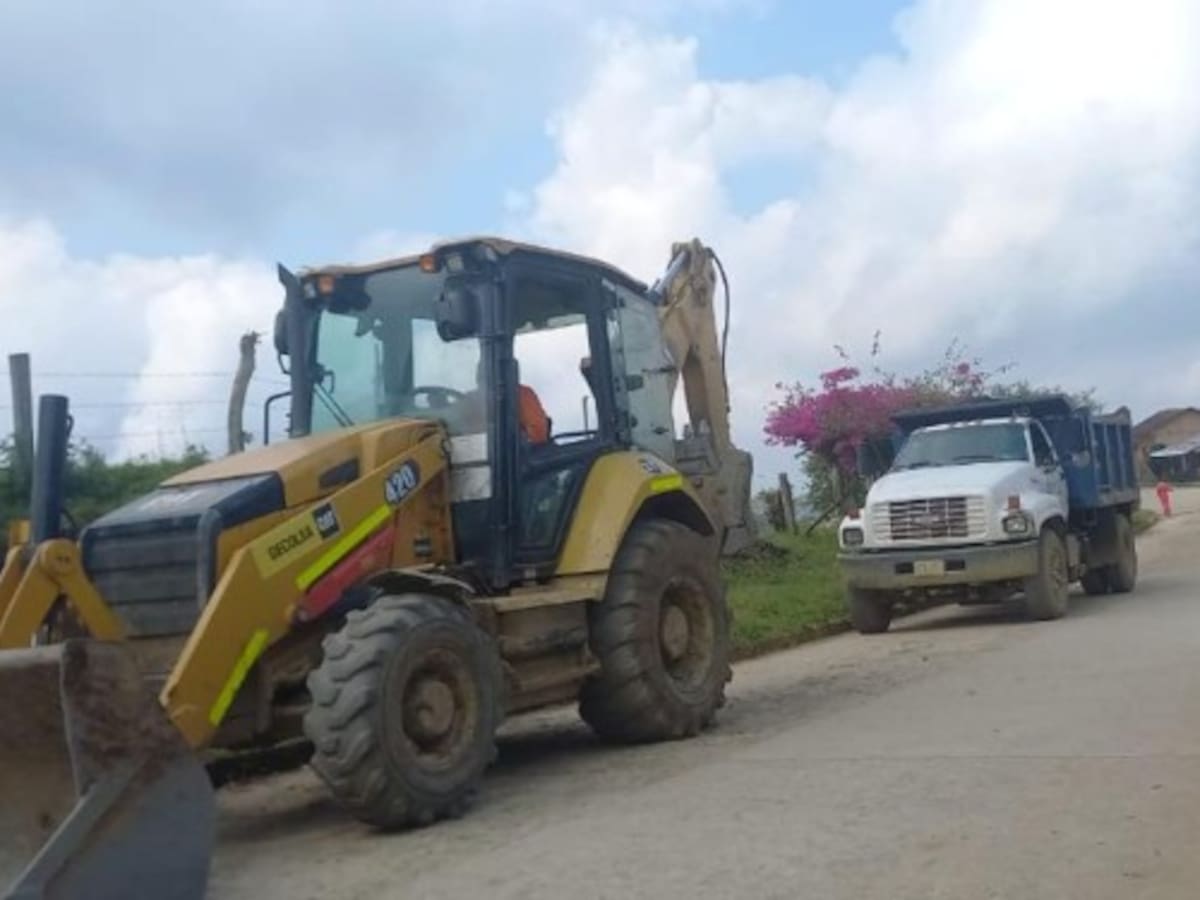 Maquinaria del departamento atiende la emergencia vial en el norte del Tolima