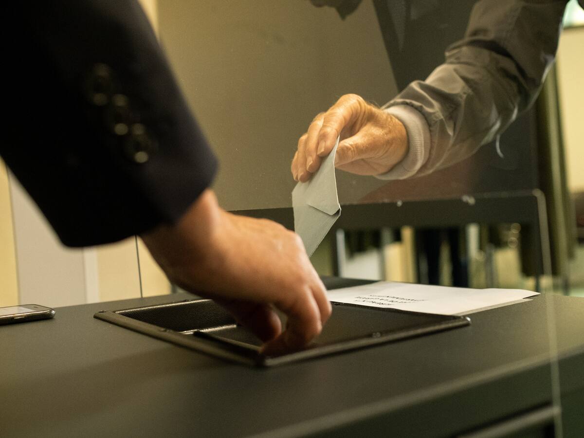 No está permitida la participación indebida en política de servidores públicos