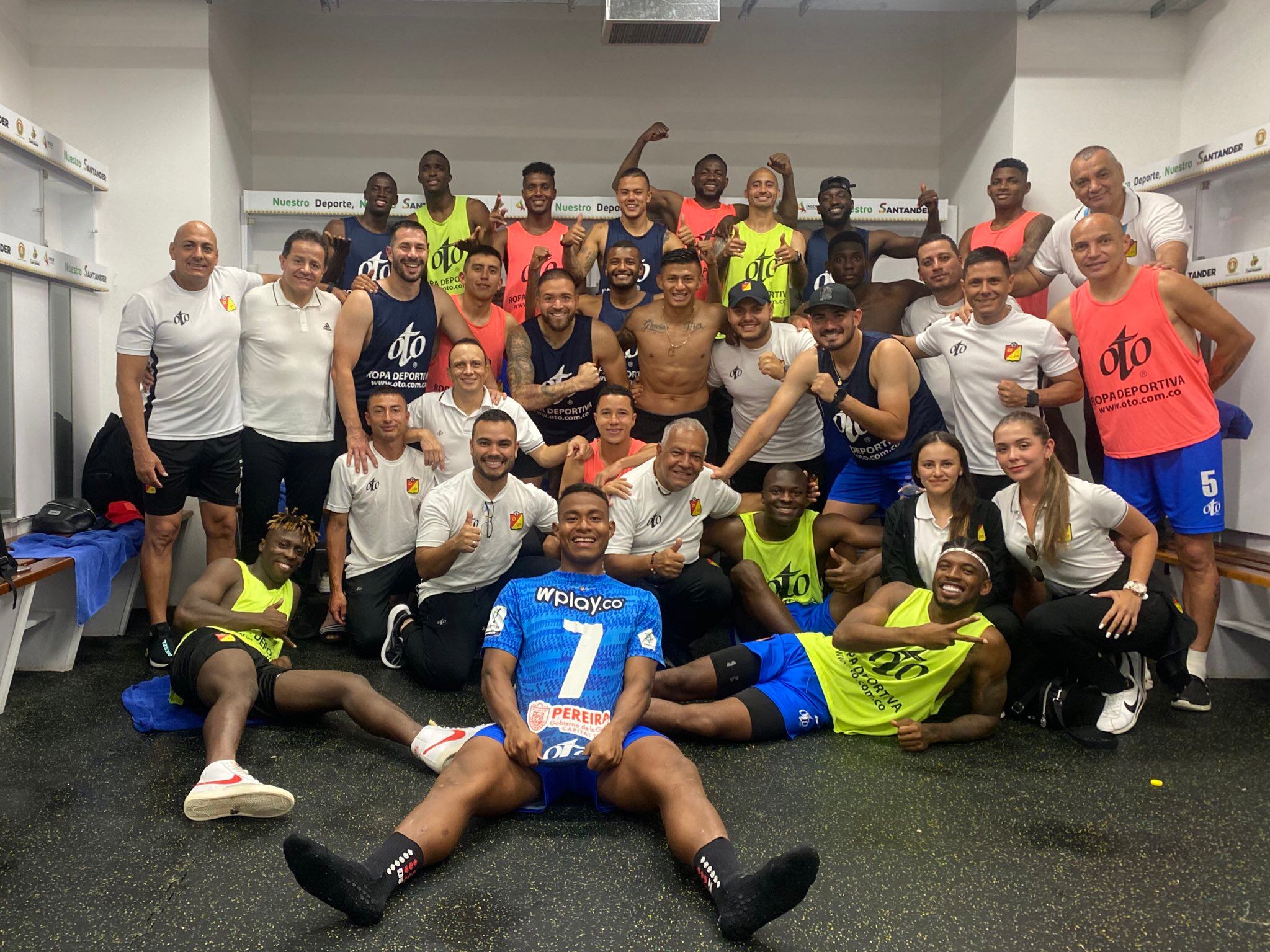 Deportivo Pereira celebra la clasificación a cuadrangulares / Foto: @Corpereira