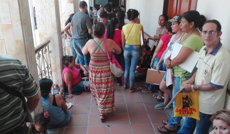 Personas haciendo fila en la Personería de Cúcuta dentro de las instalaciones de la Alcaldía