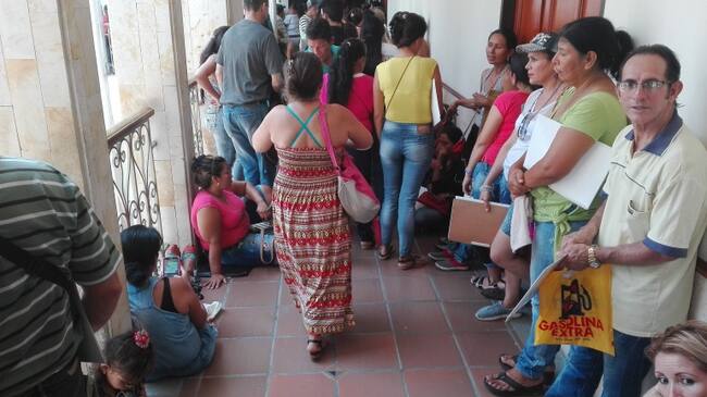 Personas haciendo fila en la Personería de Cúcuta dentro de las instalaciones de la Alcaldía