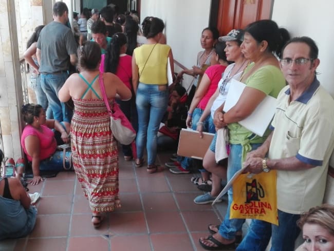 Personas haciendo fila en la Personería de Cúcuta dentro de las instalaciones de la Alcaldía