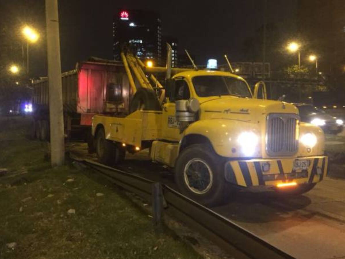 Accidente de tractomula congestiona la autopista norte