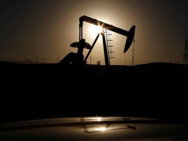 Petróleo se acerca a 50 dólares por probable acuerdo en la OPEP