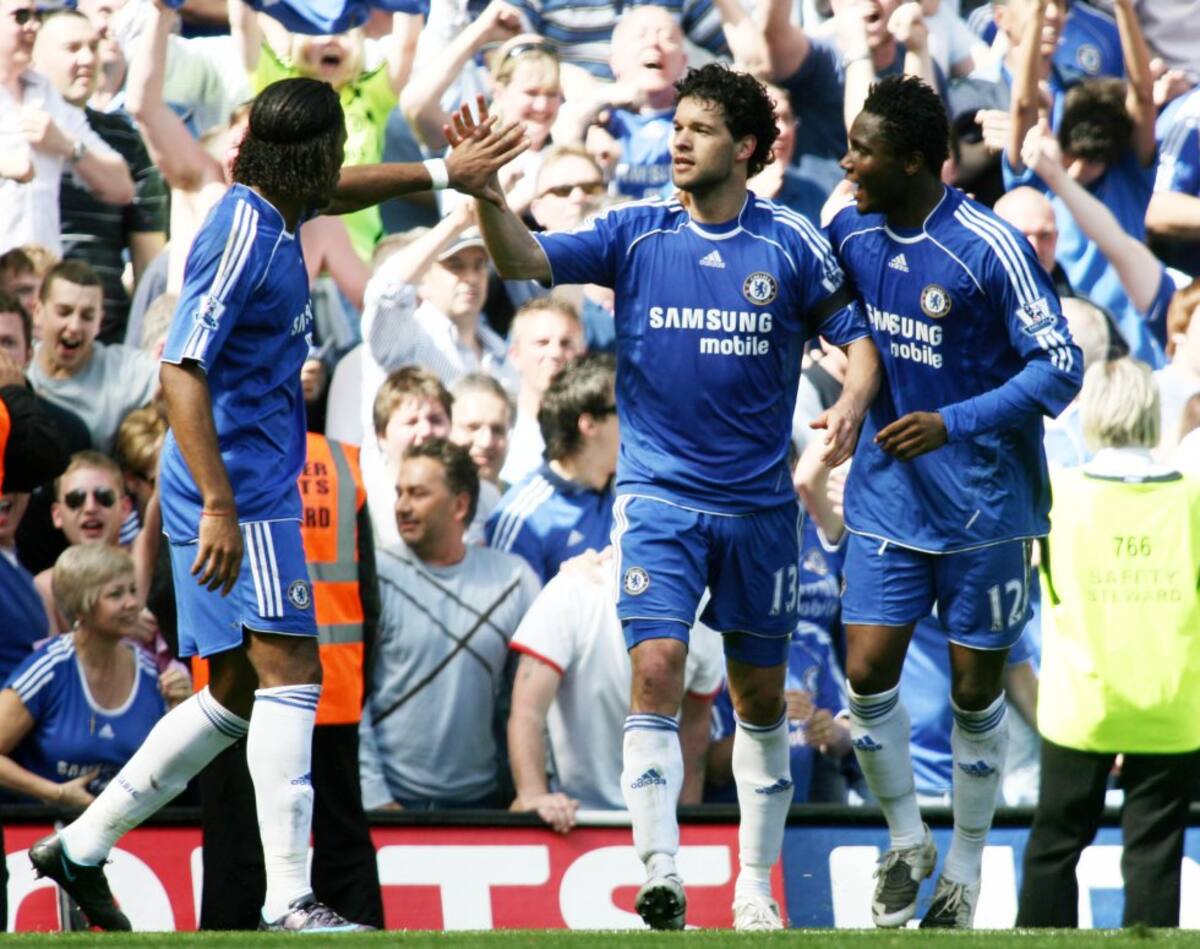 Michael Ballack celebra junto con Didier Drogba en la temporada 2008.