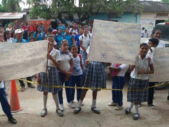 Alcaldía de Hatillo de Loba, Bolívar, lidera protesta por falta de docentes
