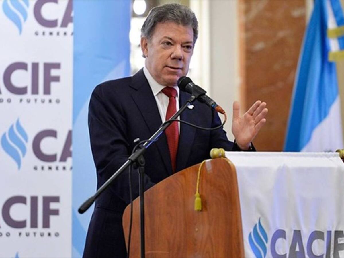 Gobernantes deben escuchar protestas y corregir errores: Santos