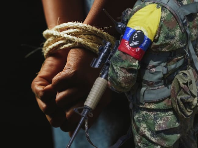 Imagen de referencia. Secuestro: Getty Images - Soldado FARC: Colprensa.